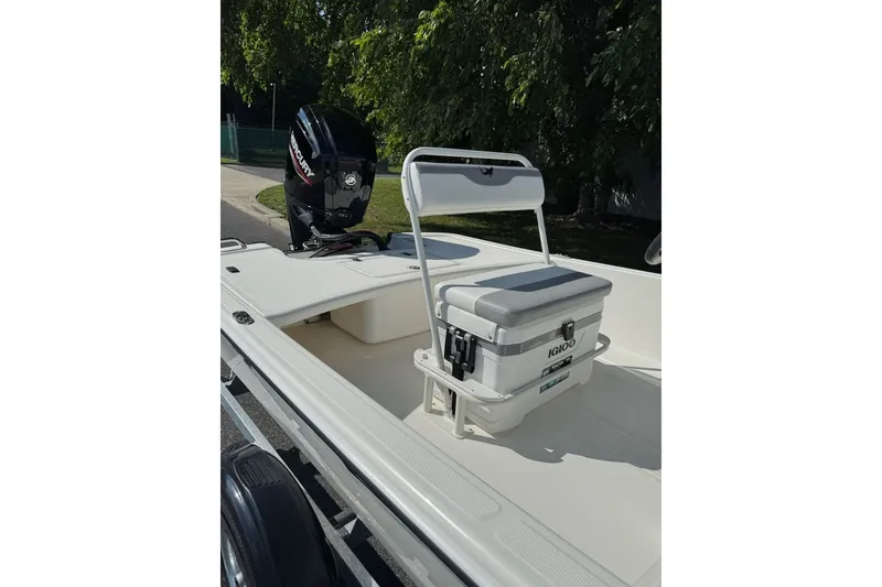 Slide: The Image of 2027 Mako Pro Skiff 17 CC boat with Mercury engine and Igloo cooler seat. - 10