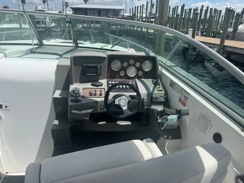 Slide: The Image of De afbeelding toont de stuurstand van een Rinker 310 Express Cruiser uit 2013 met moderne instrumenten. - 5