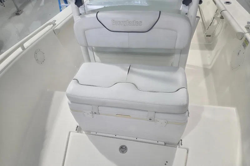Slide: The Image of 2007 Everglades 211 Center Console boat interior with white cushioned seating. - 6