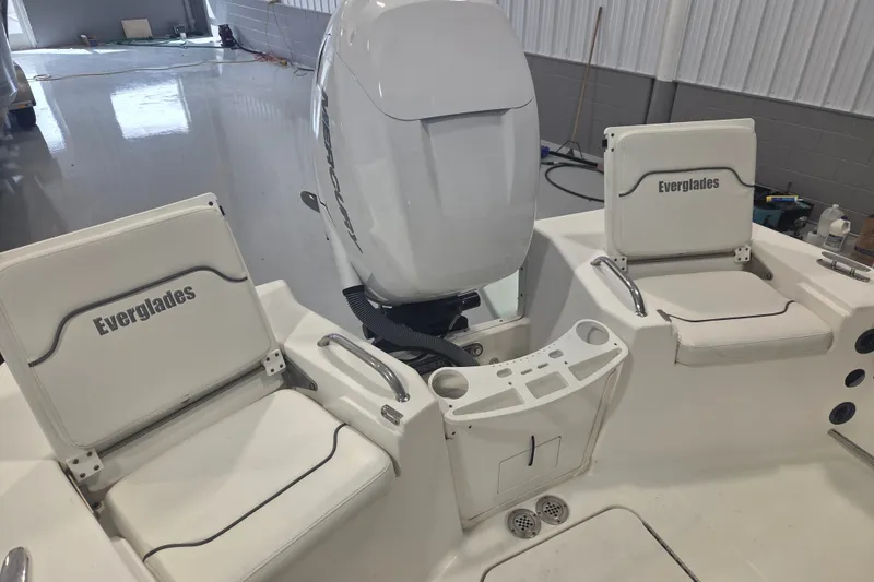 Slide: The Image of 2007 Everglades 211 Center Console boat interior with seating and engine view. - 7