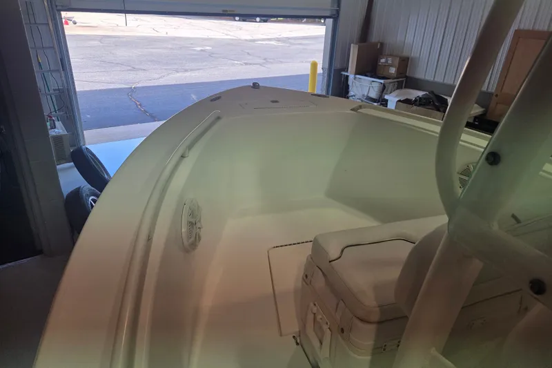 Slide: The Image of 2007 Everglades 211 Center Console boat interior in a garage setting. - 10