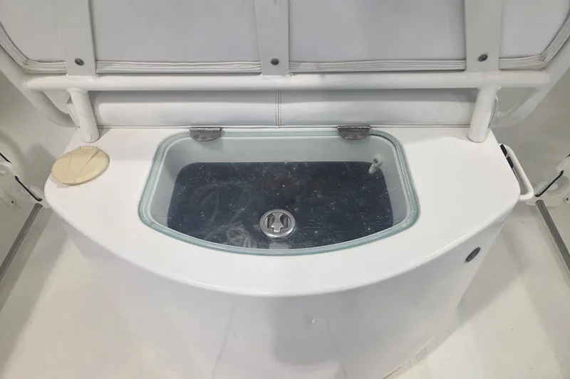 Slide: The Image of Livewell on 2007 Everglades 211 Center Console boat, featuring a glass lid and white finish. - 8