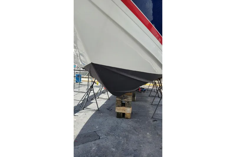 Slide: The Image of 2008 Formula 40 Performance Cruiser opgehoogd voor onderhoud. - 36