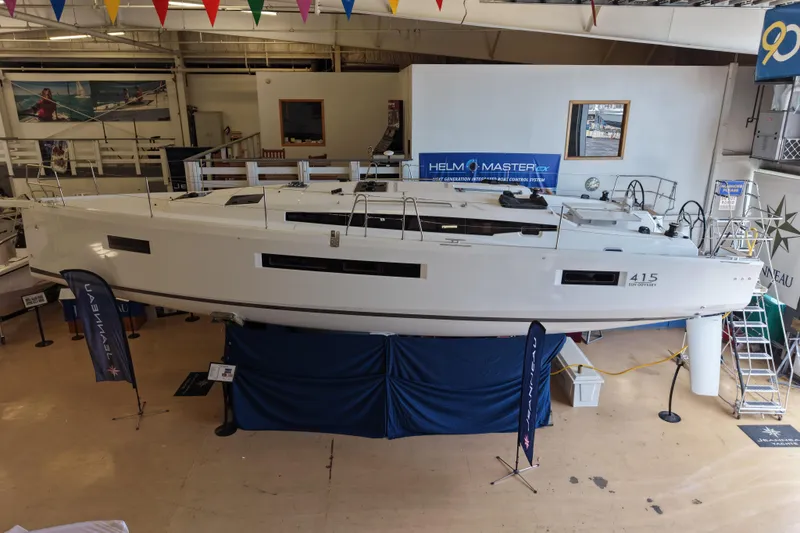 The Image of El Jeanneau Sun Odyssey 415 de 2026 se exhibe en una sala de exposición. Tiene un diseño moderno y elegante. - 0
