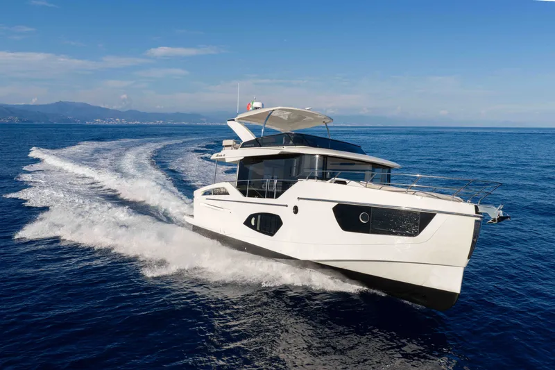 Slide: The Image of Die Absolute 50 Navetta von 2027 fährt schnell über das blaue Meer unter klarem Himmel. - 3