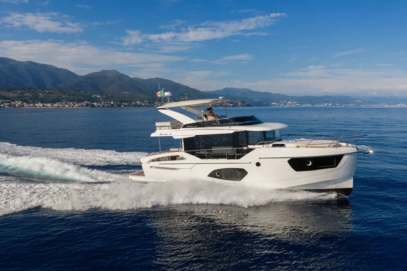 Slide: The Image of L'Absolute 50 Navetta 2027 navigue rapidement sur la mer bleue sous un ciel dégagé. - 1
