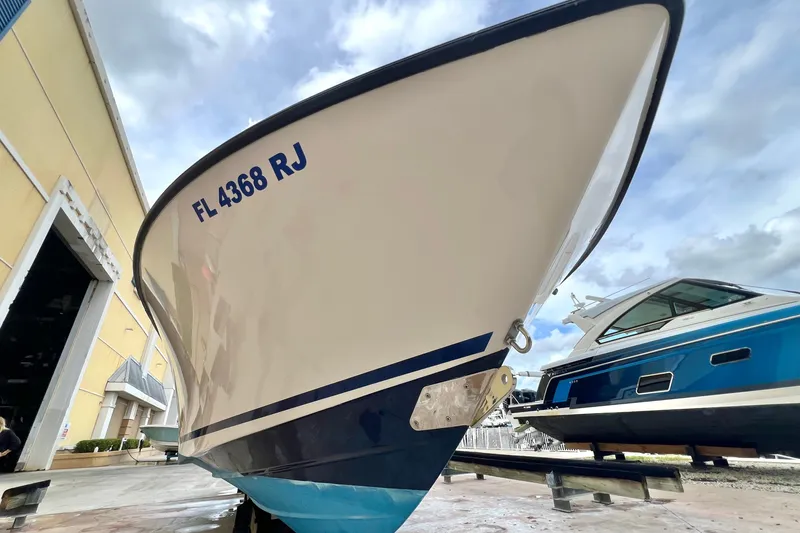 Slide: The Image of 2007 SeaVee 340B Open boat on trailer, close-up view of bow and registration number. - 23