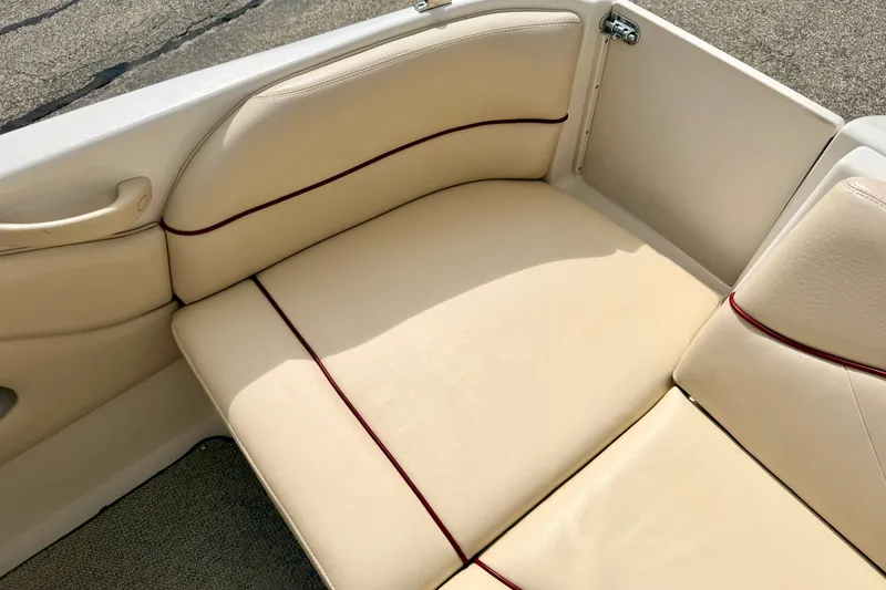 Slide: The Image of Cream leather seating on a 2000 Sea Ray 210 Sundeck boat. - 24