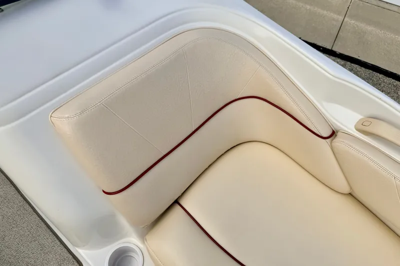Slide: The Image of Cream leather seat with red trim on 2000 Sea Ray 210 Sundeck boat. - 66