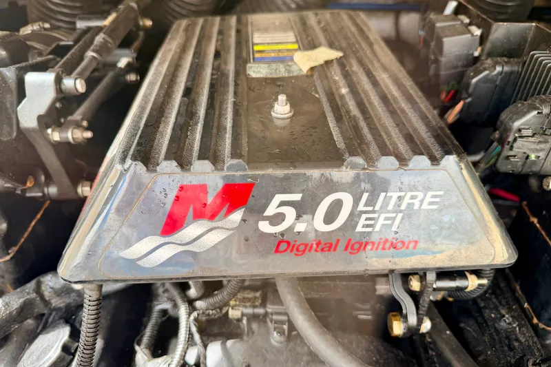 Slide: The Image of 5.0 Litre EFI engine of 2000 Sea Ray 210 Sundeck with digital ignition. - 29