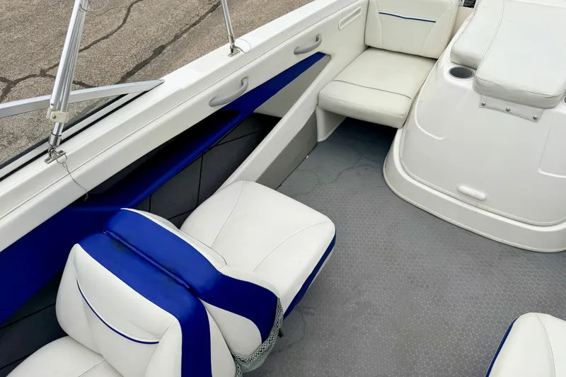 Slide: The Image of 2007 Bayliner 195 Discovery boat interior with white and blue seating. - 50