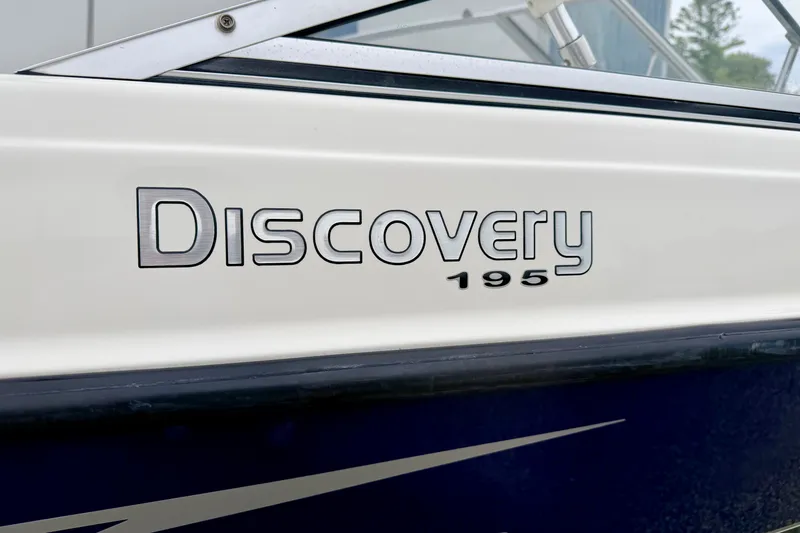 Slide: The Image of 2007 Bayliner 195 Discovery boat logo on white and blue hull. - 15
