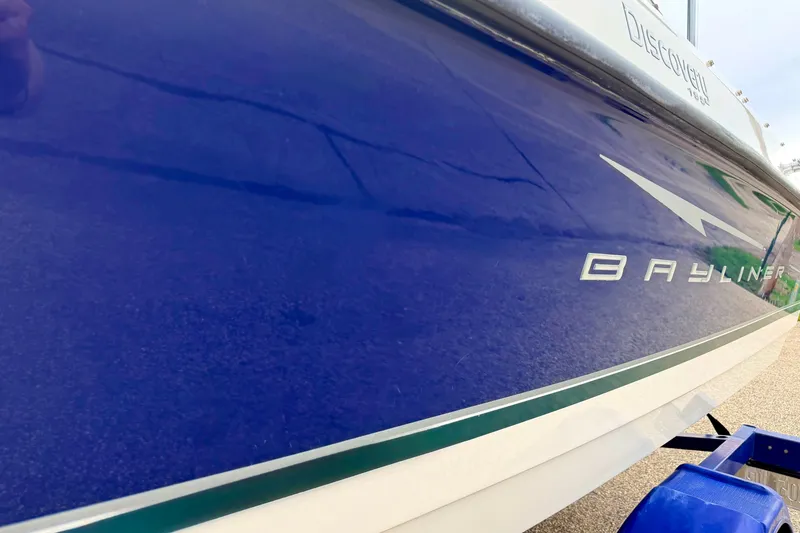 Slide: The Image of 2007 Bayliner 195 Discovery boat with blue hull and logo detail. - 8