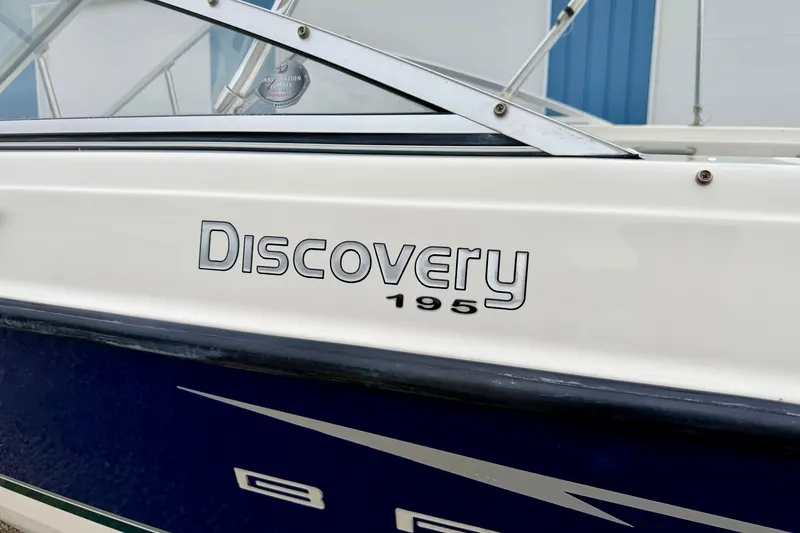 Slide: The Image of 2007 Bayliner 195 Discovery boat side view with model name and logo. - 10