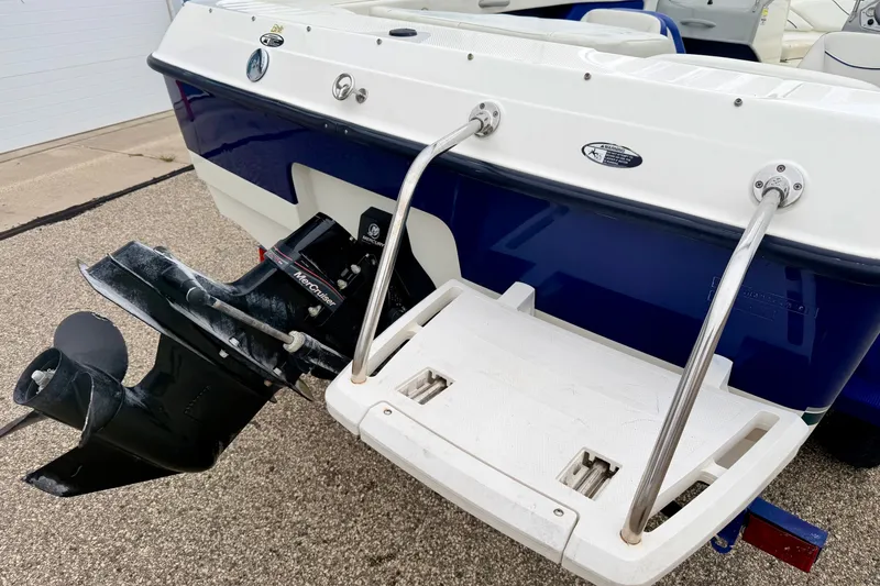 Slide: The Image of 2007 Bayliner 195 Discovery boat with swim platform and MerCruiser engine. - 16
