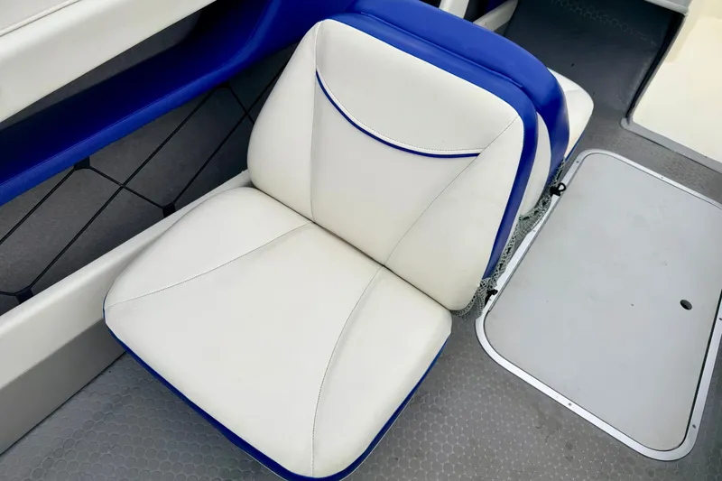 Slide: The Image of White and blue seat on 2007 Bayliner 195 Discovery boat interior. - 40