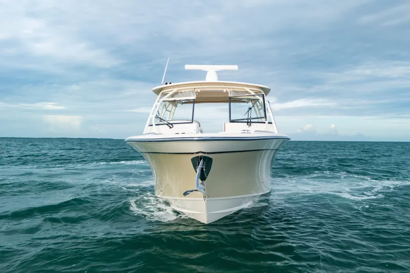 Slide: The Image of Ein Grady-White Freedom 335 Boot von 2015 fährt auf offenem Meer mit ruhigem Wasser. - 2