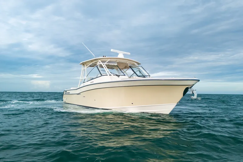 Slide: The Image of Ein Grady-White Freedom 335 Boot von 2015 fährt auf ruhigem Wasser unter bewölktem Himmel. - 1