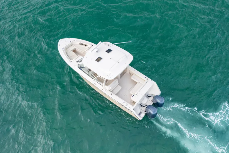 Slide: The Image of Ein Grady-White Freedom 335 Boot von 2015 fährt auf offenem Wasser mit zwei Außenbordmotoren. - 5