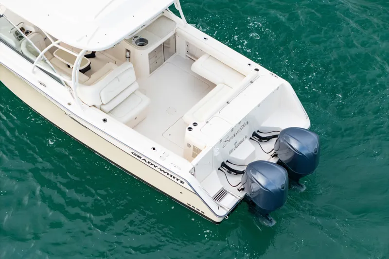 Slide: The Image of Ein Grady-White Freedom 335 Boot von 2015 auf dem Wasser mit zwei Außenbordmotoren. - 8