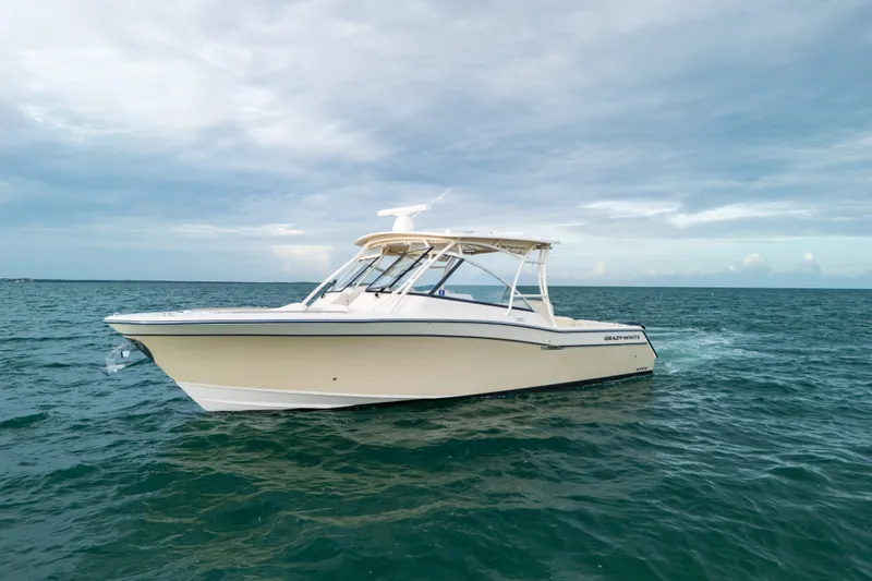Slide: The Image of Ein Grady-White Freedom 335 Boot von 2015 fährt auf ruhigem Wasser unter bewölktem Himmel. - 3
