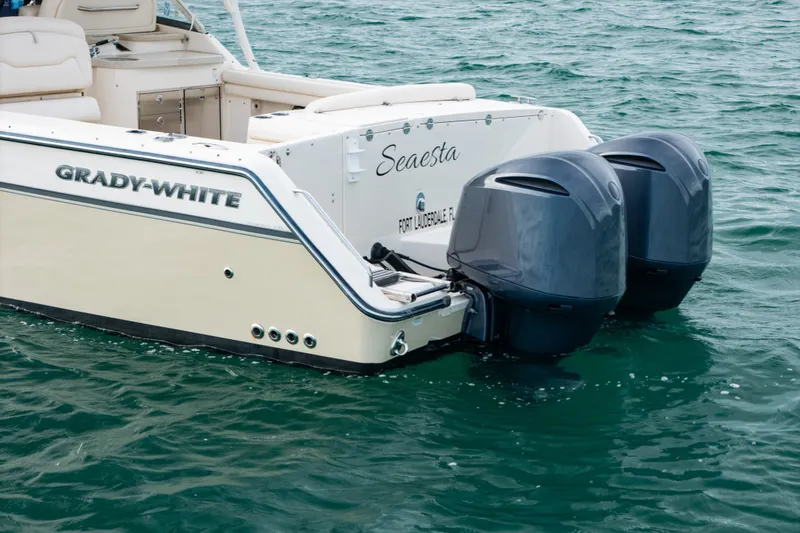 Slide: The Image of Ein Grady-White Freedom 335 Boot von 2015 mit zwei Außenbordmotoren auf ruhigem Wasser. - 10