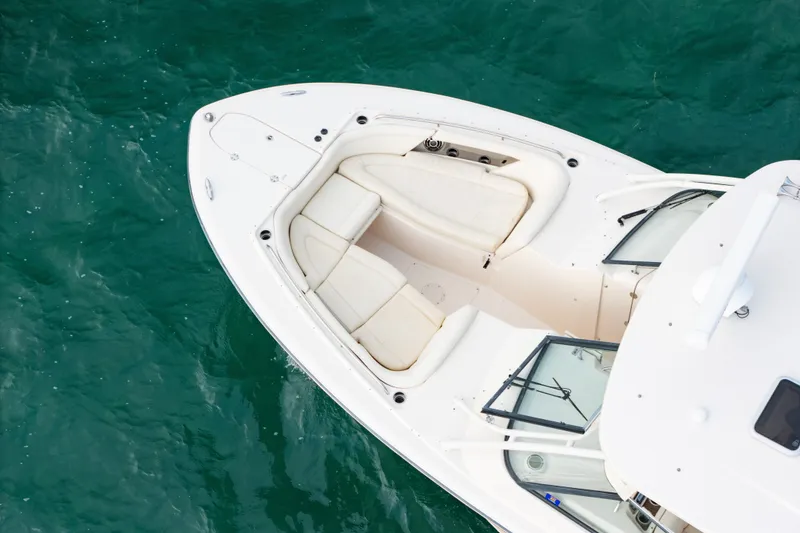 Slide: The Image of Die Grady-White Freedom 335 von 2015 zeigt ein elegantes, weißes Deck mit bequemen Sitzgelegenheiten. - 6