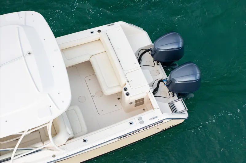 Slide: The Image of Das Bild zeigt ein Grady-White Freedom 335 Boot von 2015 mit zwei Außenbordmotoren auf grünem Wasser. - 7