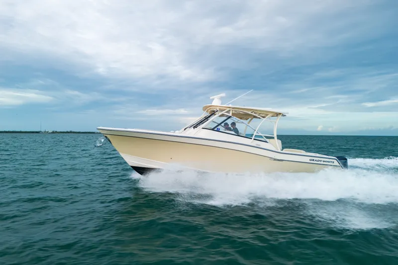 Slide: The Image of Ein Grady-White Freedom 335 Boot von 2015 fährt schnell über das Wasser unter einem bewölkten Himmel. - 12