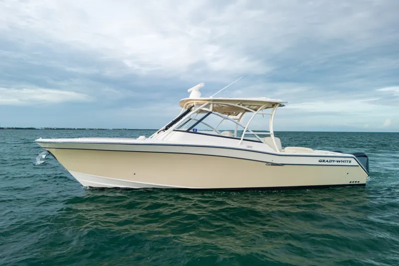 Slide: The Image of Ein Grady-White Freedom 335 Boot von 2015 auf ruhigem Wasser unter bewölktem Himmel. - 4