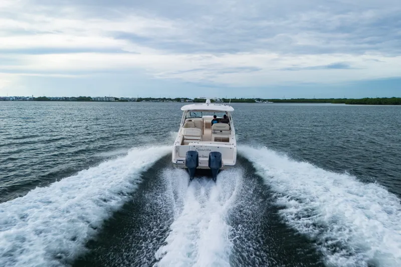 Slide: The Image of Ein Grady-White Freedom 335 Boot von 2015 fährt auf offenem Wasser mit zwei Außenbordmotoren. - 15