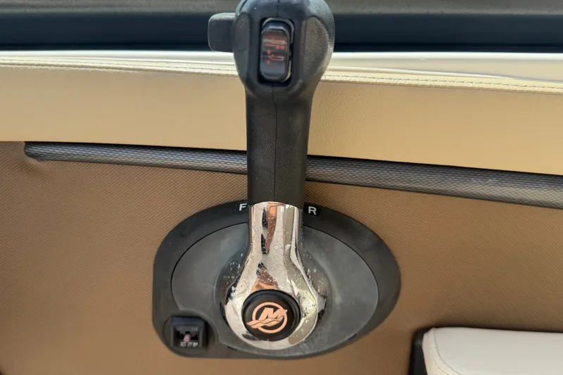 Slide: The Image of Throttle control of a 2014 Sea Ray 240 Sundeck boat. - 39