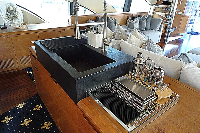 Slide: The Image of Luxuriöse Küche auf Azimut 100 Leonardo Yacht, Baujahr 2010. - 16