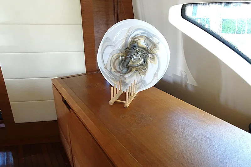 Slide: The Image of Ciotola di vetro artistica su tavolo di legno nello yacht Azimut 100 Leonardo. - 15