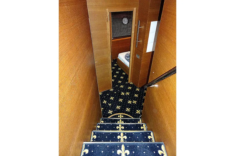 Slide: The Image of Trap in Azimut 100 Leonardo jacht, 2010, met luxe tapijt. - 28