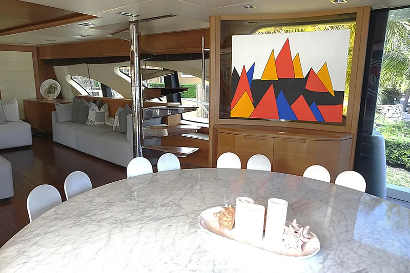 Slide: The Image of Intérieur luxueux du yacht Azimut 100 Leonardo, design moderne, œuvre d'art au mur. - 7