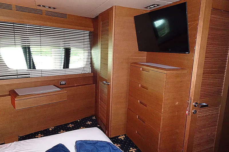 Slide: The Image of Intérieur du yacht Azimut 100 Leonardo 2010 avec panneaux en bois. - 32