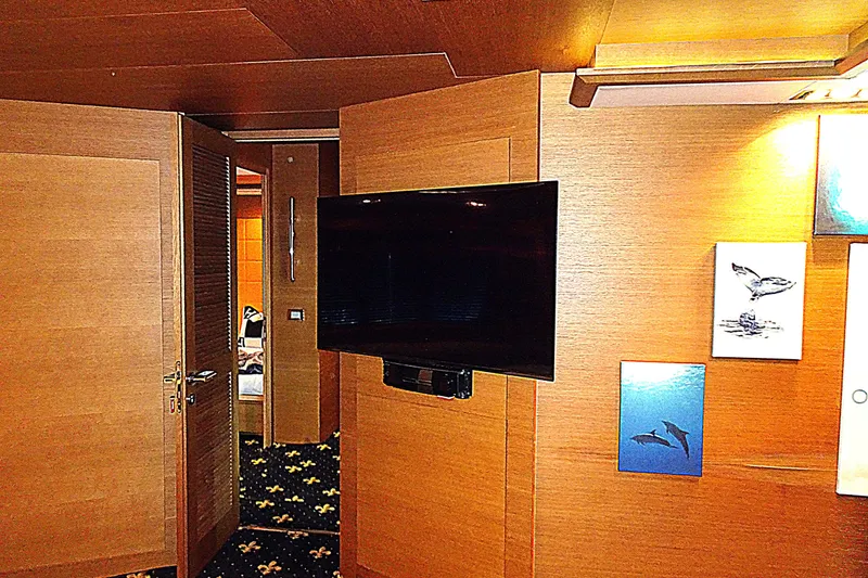 Slide: The Image of Interior del yate Azimut 100 Leonardo con TV y paredes de madera. - 45