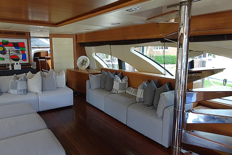 Slide: The Image of Luxuriöser Innenraum der Azimut 100 Leonardo Yacht, Baujahr 2010. - 11
