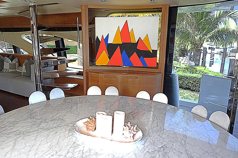 Slide: The Image of Interni lussuosi dello yacht Azimut 100 Leonardo con opera d'arte e tavolo in marmo. - 6