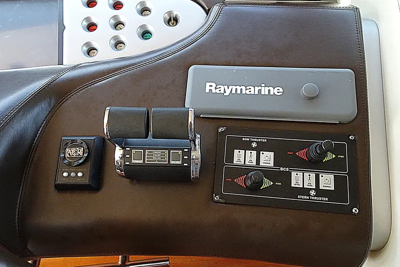 Slide: The Image of Bedieningspaneel van Azimut 100 Leonardo jacht, model 2010. - 25