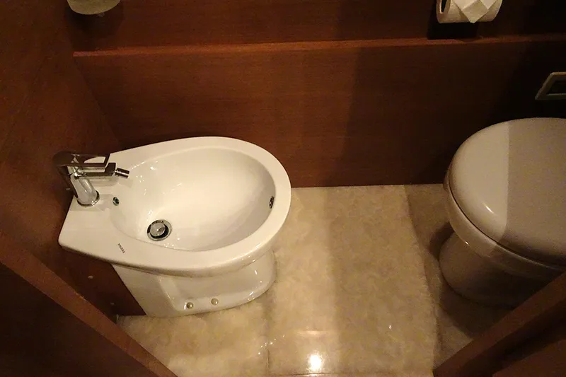 Slide: The Image of Baño lujoso en yate Azimut 100 Leonardo, año 2010. - 42