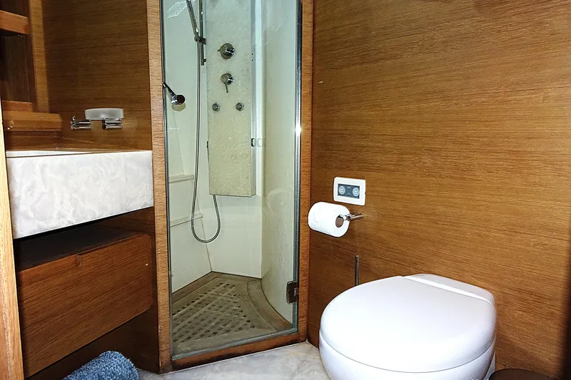Slide: The Image of Bagno lussuoso su yacht Azimut 100 Leonardo, anno 2010. - 37