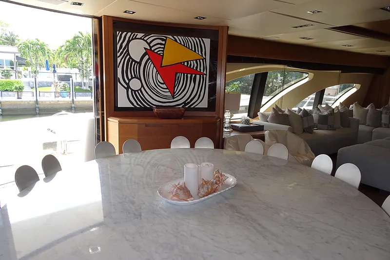Slide: The Image of Innenraum einer Azimut 100 Leonardo Yacht mit Kunstwerk und Marmortisch. - 5