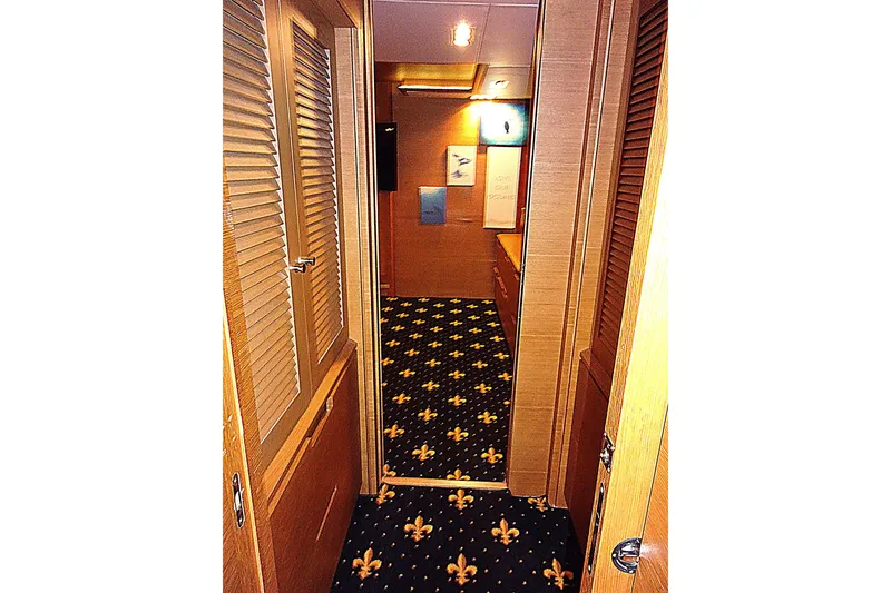 Slide: The Image of Interior del Azimut 100 Leonardo 2010 con suelo alfombrado. - 43