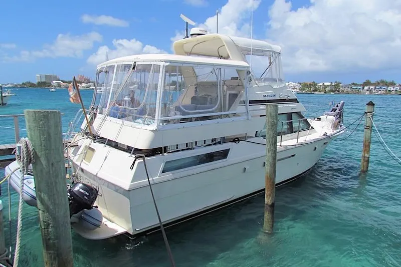 Slide: The Image of 1992 Hatteras 40 Motor Yacht docked in clear blue waters. - 0