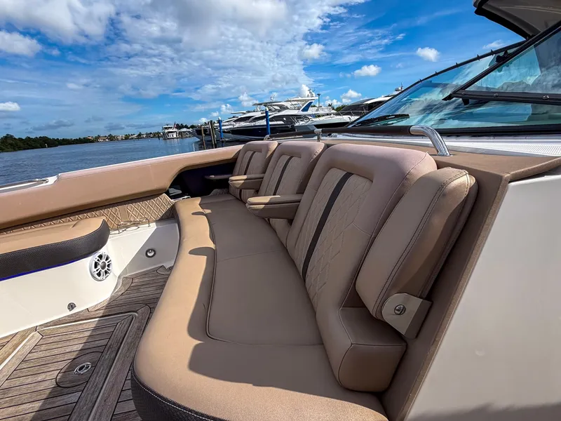 Slide: The Image of Sea Ray SLX 400 Outboard 2019 - 27