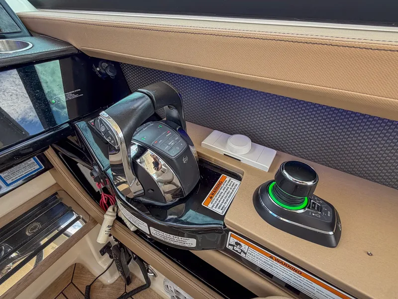 Slide: The Image of Sea Ray SLX 400 Outboard 2019 - 19