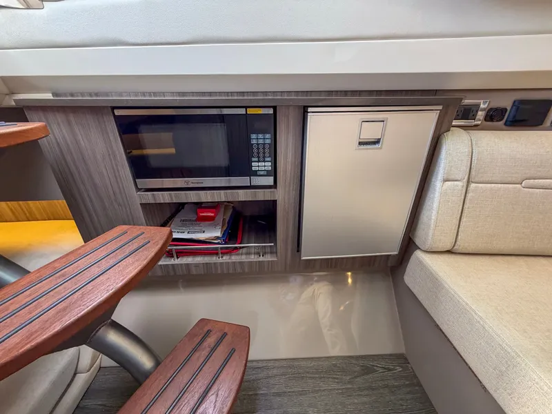 Slide: The Image of Sea Ray SLX 400 Outboard 2019 - 30