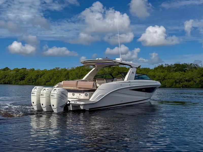 Slide: The Image of Sea Ray SLX 400 Outboard 2019 - 38